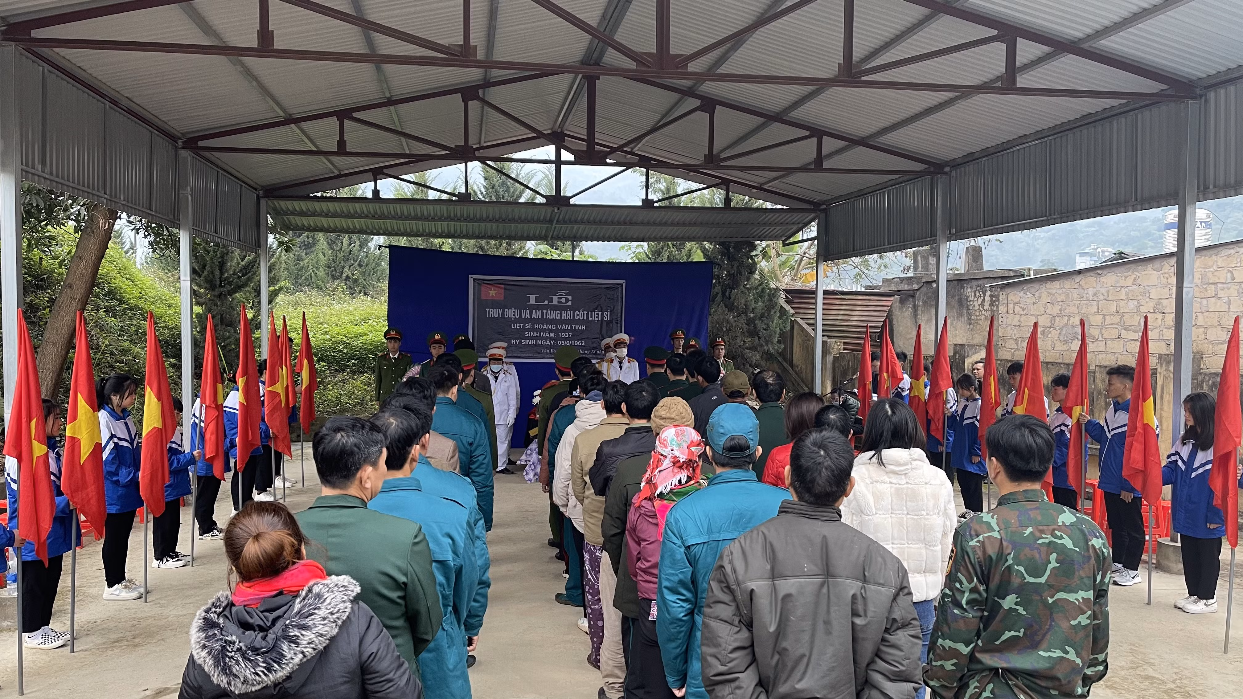 Văn Bàn: Truy điệu và an táng hài cốt liệt sỹ ảnh 1
