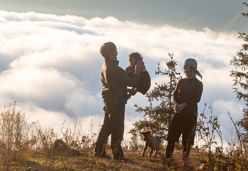 Khoảnh khắc hạnh phúc của hai vợ chồng trẻ người Mông vùng cao Si Ma Cai. Gia đình người Mông Bát Xát trên đường xuống chợ. Khoảnh khắc hạnh phúc của đôi vợ chồng trẻ người Mông Sa Pa. Hạnh phúc bình dị của vợ chồng người Mông Bắc Hà Hạnh phúc bình dị của người Hà Nhì ở xã Ý TÝ , xã Nậm Pung, huyện Bát Xát Hình ảnh đẹp của vợ chồng người Mông xã A Lù (Bát Xát). Ngày mới hạnh phúc của gia đình người Giáy tại Sa Pa.
