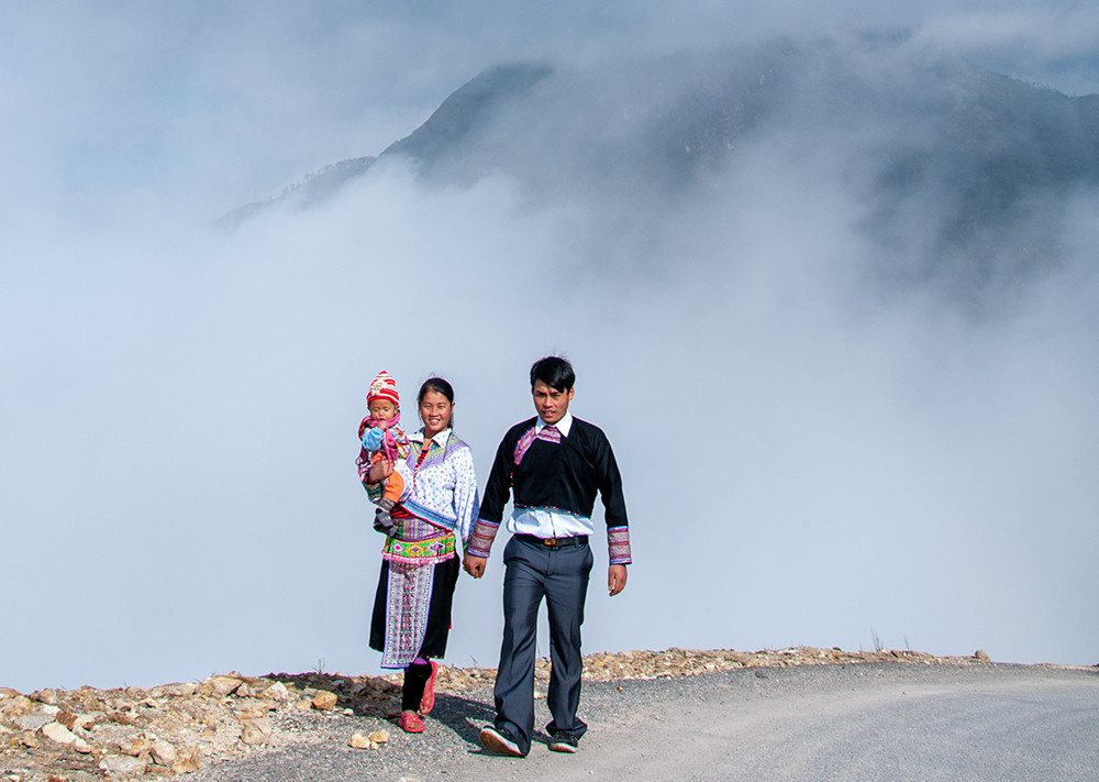 Khoảnh khắc hạnh phúc của hai vợ chồng trẻ người Mông vùng cao Si Ma Cai. Gia đình người Mông Bát Xát trên đường xuống chợ. Khoảnh khắc hạnh phúc của đôi vợ chồng trẻ người Mông Sa Pa. Hạnh phúc bình dị của vợ chồng người Mông Bắc Hà Hạnh phúc bình dị của người Hà Nhì ở xã Ý TÝ , xã Nậm Pung, huyện Bát Xát Hình ảnh đẹp của vợ chồng người Mông xã A Lù (Bát Xát). Ngày mới hạnh phúc của gia đình người Giáy tại Sa Pa.