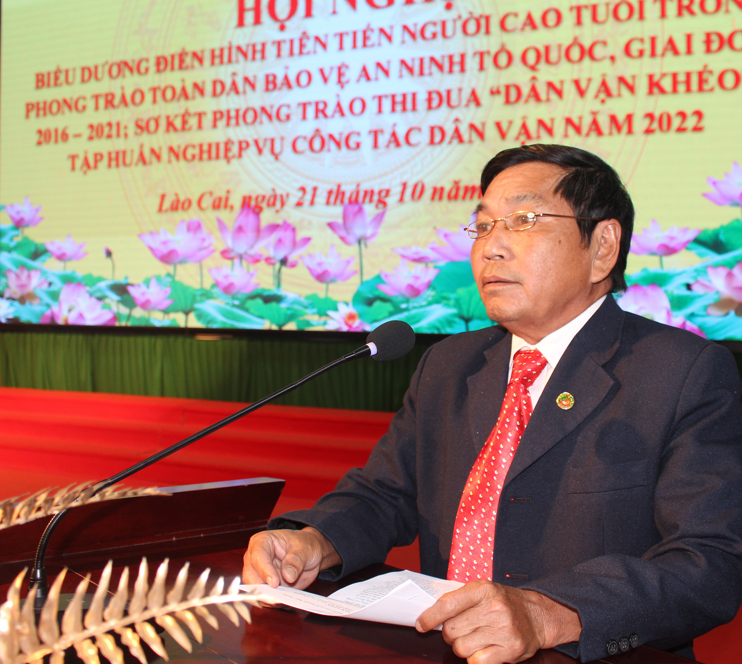 Đại biểu người cao tuổi tham luận tại hội nghị.