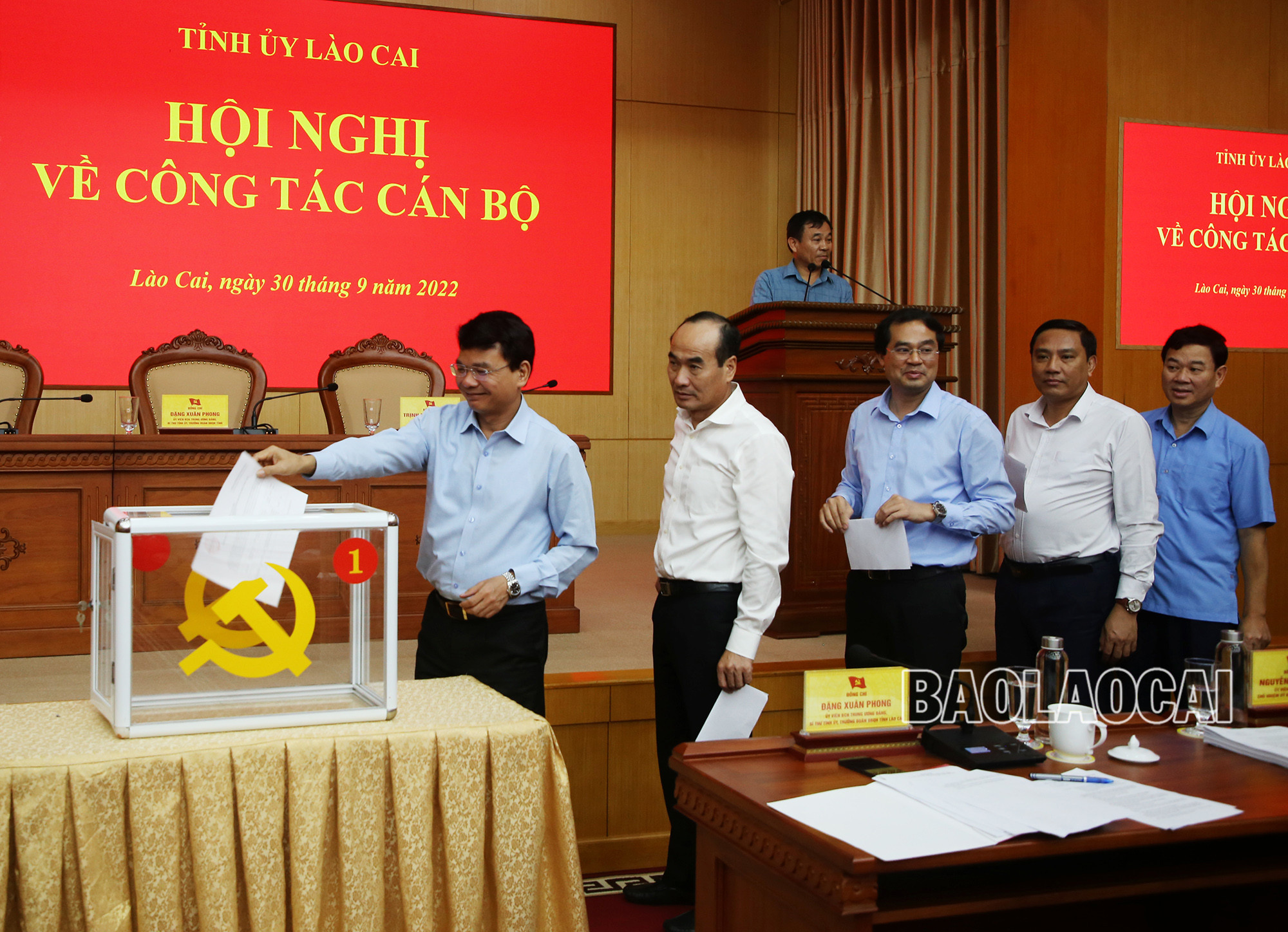 Đại biểu bỏ phiếu giới thiệu nhân sự bổ sung Ủy viên Ban Chấp hành Đảng bộ tỉnh.