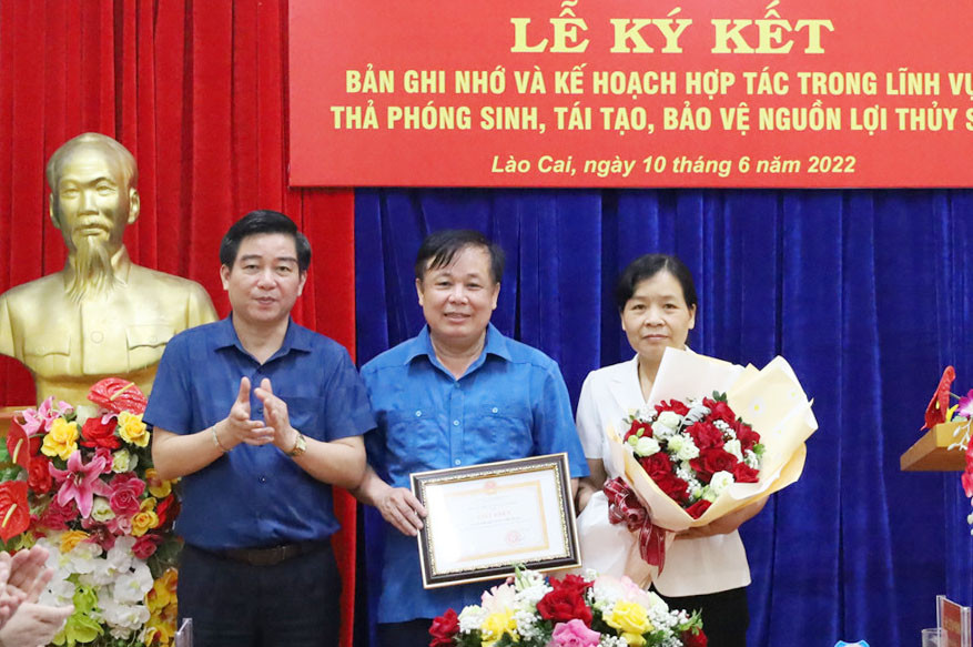 Trao Giấy khen của Tổng cục trưởng Tổng cục Thủy sản cho Chi cục Chăn nuôi và Thú y tỉnh. Trao Giấy khen của Tổng cục trưởng Tổng cục Thủy sản cho Chi cục Chăn nuôi và Thú y tỉnh.