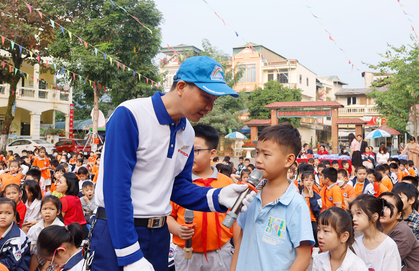 Hội thi vẽ tranh “Thiếu nhi Lào Cai với an toàn giao thông” ảnh 6