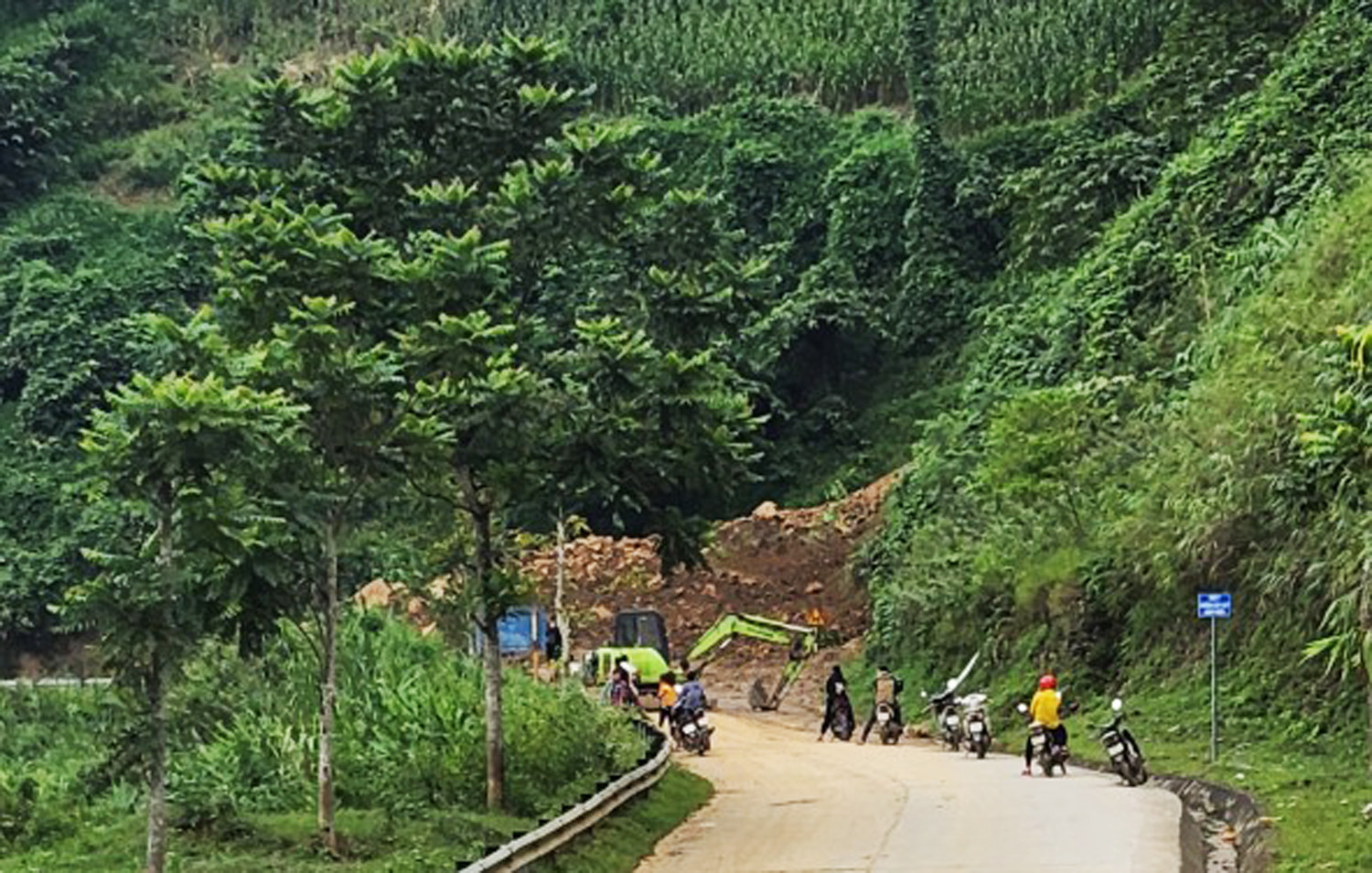 Sạt lở gây tắc Tỉnh lộ 152 từ xã Gia Phú (Bảo Thắng) đi thị xã Sa Pa ảnh 3