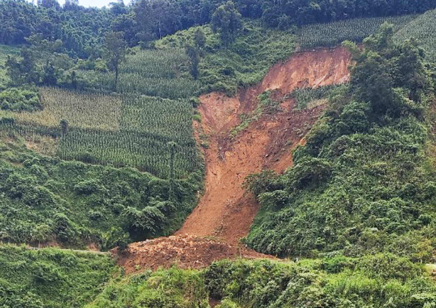 Sạt lở gây tắc Tỉnh lộ 152 từ xã Gia Phú (Bảo Thắng) đi thị xã Sa Pa ảnh 2