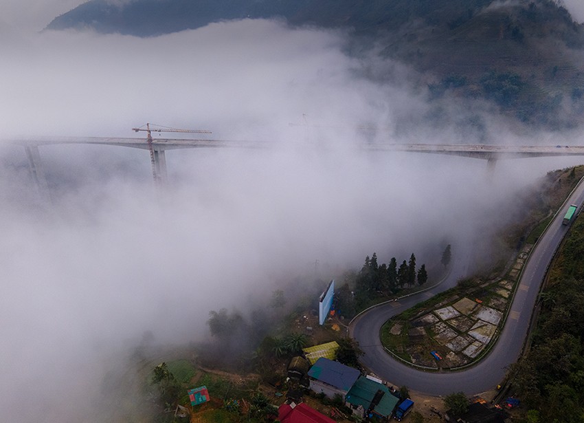 Cầu Móng Sến được xây dựng bằng bê tông cốt thép, dài 612 m với 5 nhịp liên tục, mặt cầu rộng 14 m, với 4 làn xe. Là cây cầu cạn có trụ cầu cao nhất Việt Nam, cầu có 5 trụ cầu và 2 mố cầu, khoảng cách giữa 2 trụ chính là 132m. Cầu Móng Sến sau khi được hoàn thiện sẽ giúp rút ngắn khoảng cách so với việc phải di chuyển qua dốc ba tầng là 2,5 km. Cầu bắc qua hai ngọn đồi, phía dưới là thủy điện và ruộng bậc thang ở thị xã Sa Pa, đây sẽ là điểm nhấn thu hút khách du lịch tham quan. Hiện tại, cầu Móng Sến đã đạt 95% tiến độ. Vẻ đẹp của cây cầu Móng Sến cao nhất Việt Nam càng được tôn thêm khi mây trắng vờn quanh cầu.