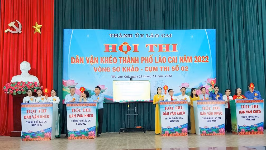 Các đội tham gia phần thi kiến thức.