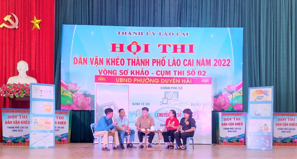 Đội phường Duyên Hải thể hiện phần thi tiểu phẩm.