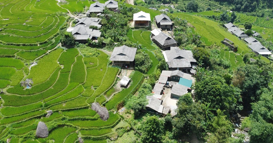 Những căn nhà sàn truyền thống của đồng bào Nùng ở Sông Lẫm.