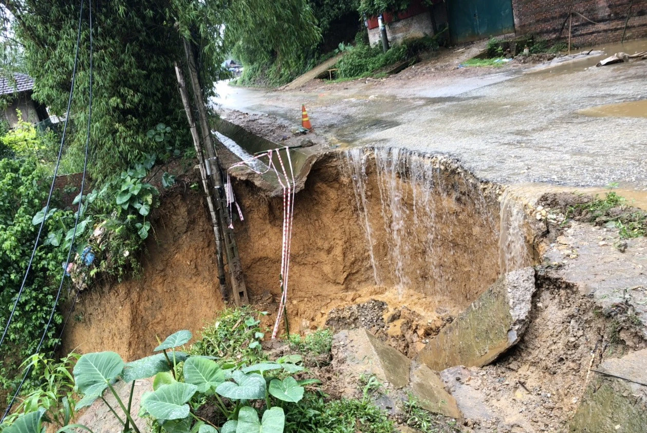 Mưa lũ làm sạt lở nhiều tuyến đường giao thông trên địa bàn tỉnh ảnh 8
