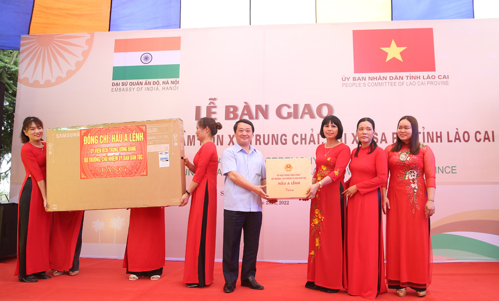 Đồng chí Hầu A Lềnh, Bộ trưởng, Chủ nhiệm Ủy ban Dân tộc tặng quà Trường Mầm non xã Trung Chải.