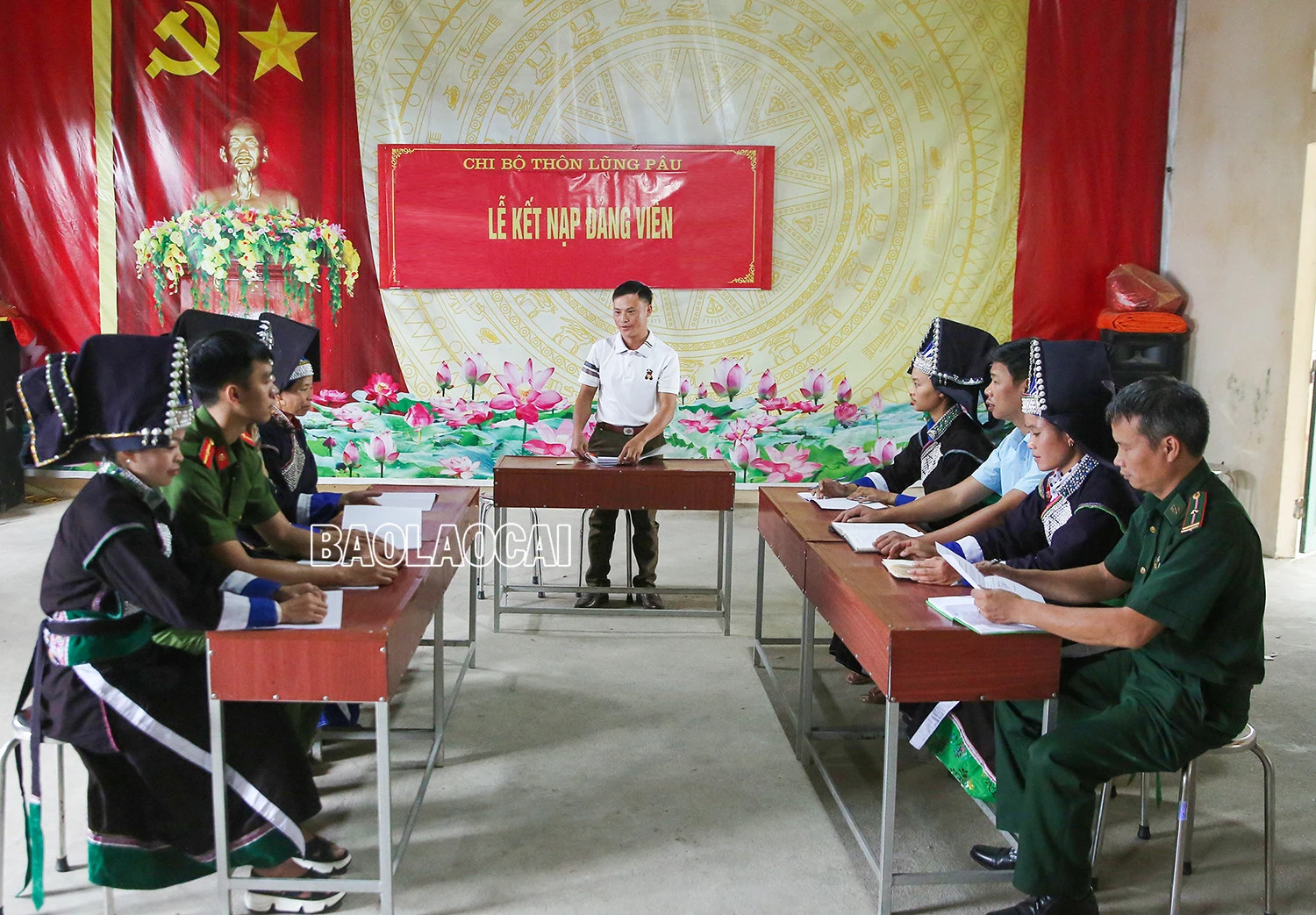 Một buổi sinh hoạt chi bộ tại thôn Lũng Pâu.