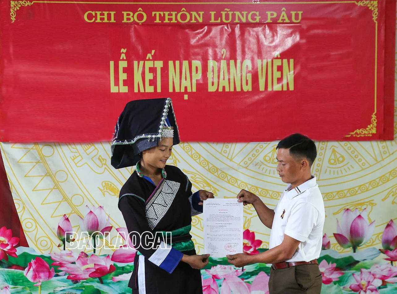 Người Pa Dí tự hào có Đảng ảnh 2