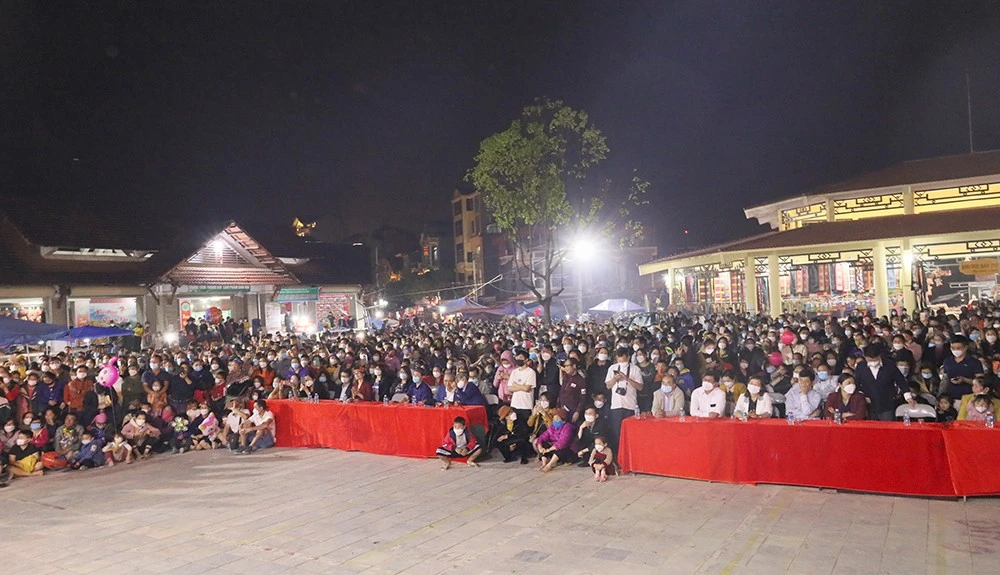 Khai trương, khôi phục hoạt động chợ đêm Bắc Hà ảnh 1