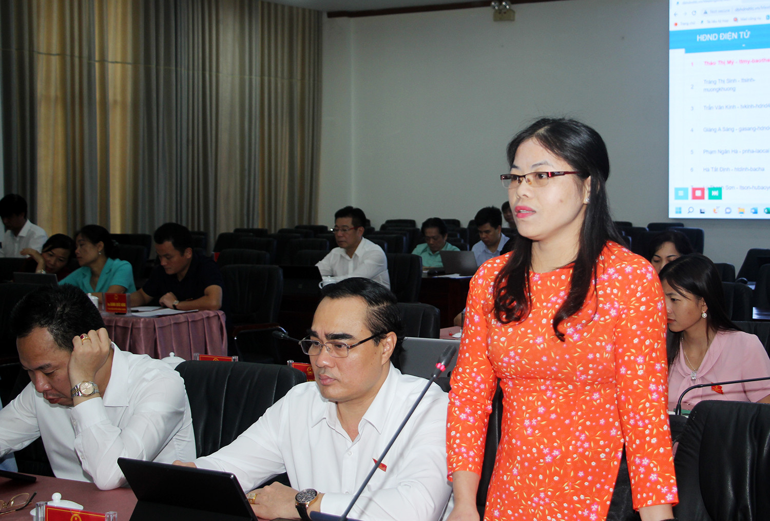 Kỳ họp thứ 6 HĐND tỉnh khóa XVI: Sôi nổi thảo luận, chất vấn, giải trình tại hội trường ảnh 8