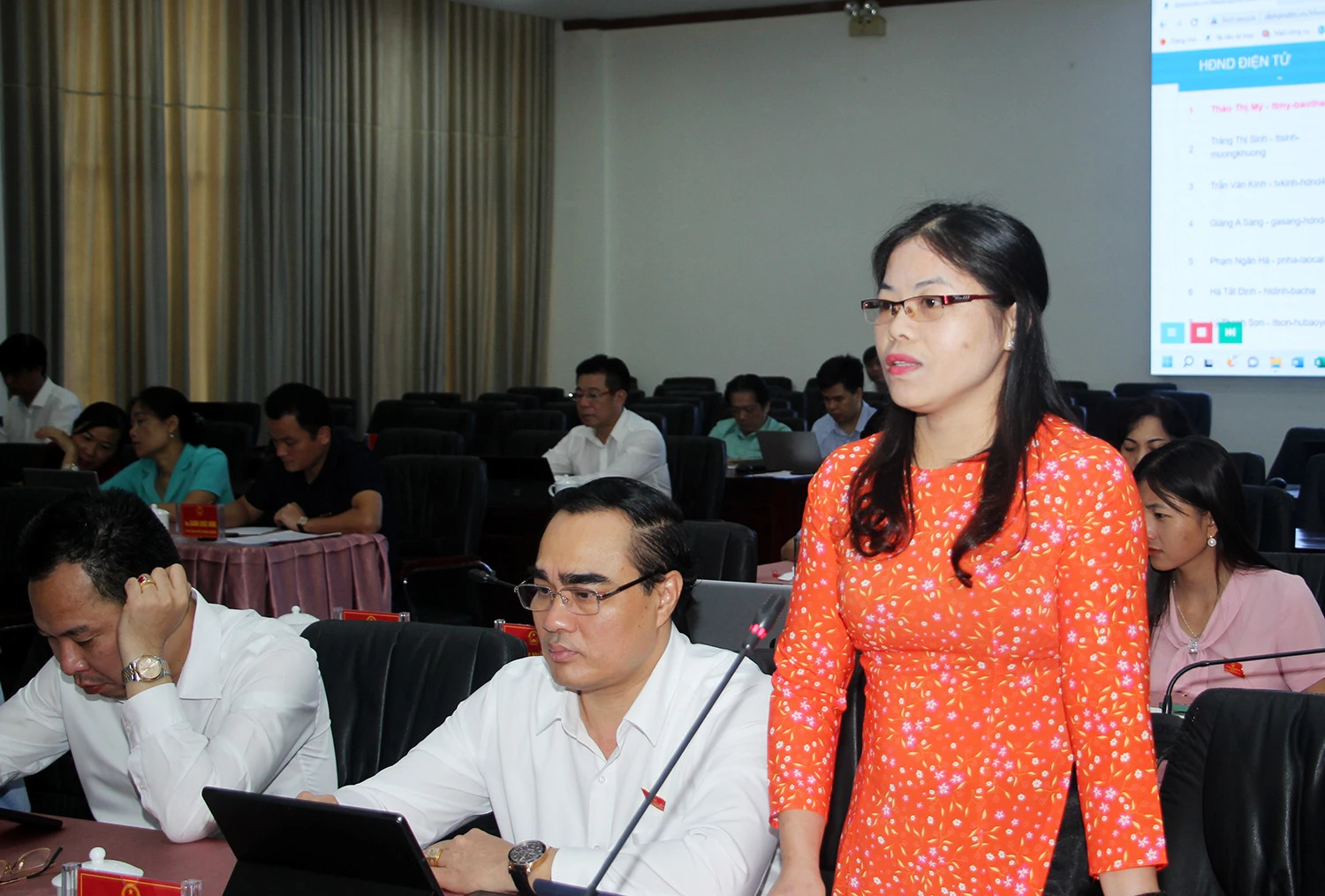 Kỳ họp thứ 6 HĐND tỉnh khóa XVI: Sôi nổi thảo luận, chất vấn, giải trình tại hội trường ảnh 8