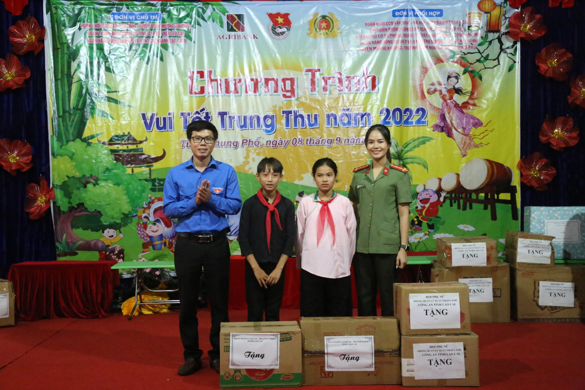 Trao tặng bánh kẹo cho đại diện Trường Tiểu học và THCS xã Tung Chung Phố.