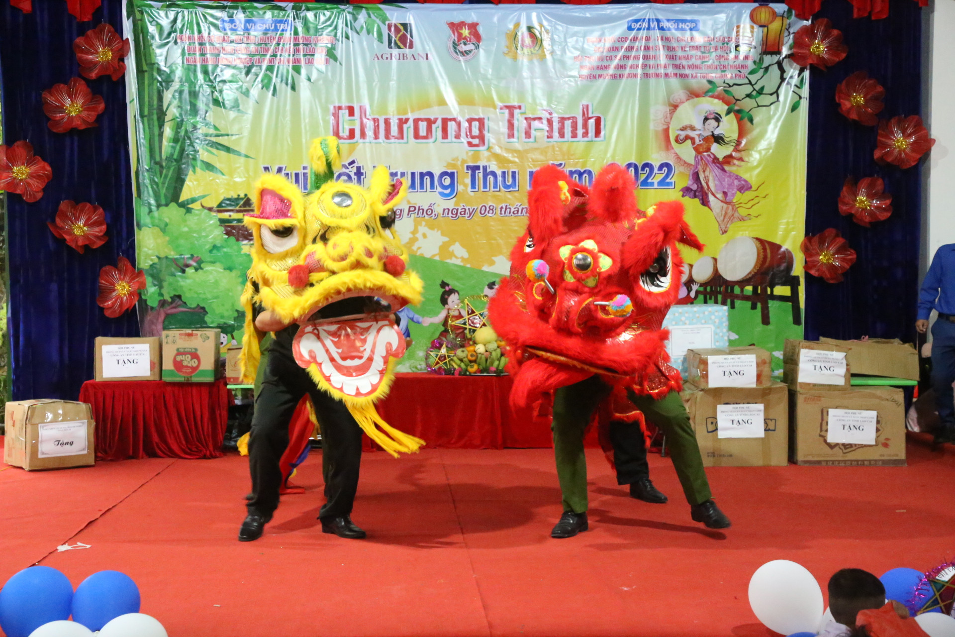 Đoàn viên, thanh niên Công an tỉnh múa sư tử phục vụ các em thiếu nhi. Niềm vui của những em bé vùng cao khi được đón Tết trung thu ý nghĩa.