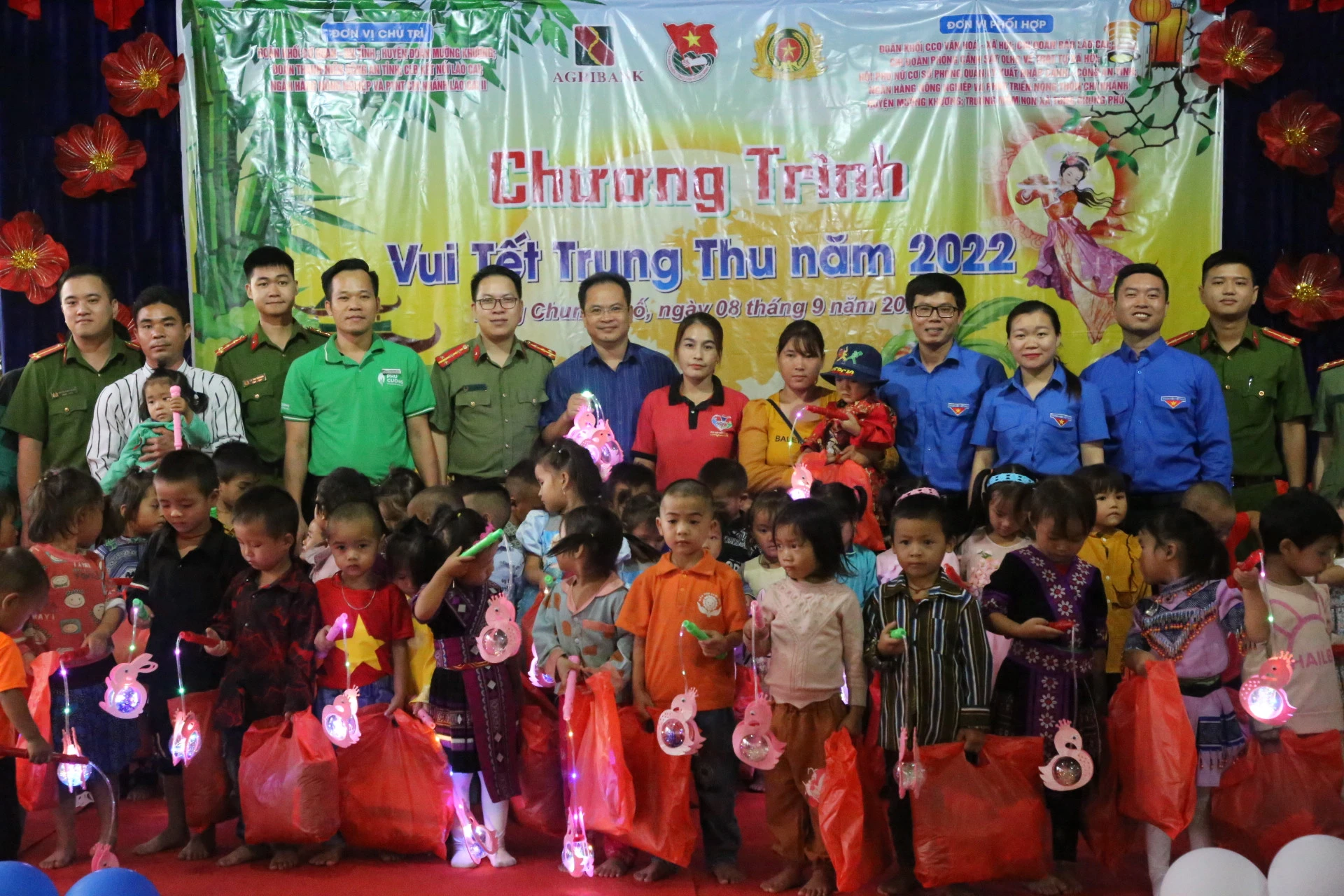 Hơn 200 phần quà trung thu được trao tặng học sinh mầm non. Hơn 200 phần quà trung thu được trao tặng học sinh mầm non.