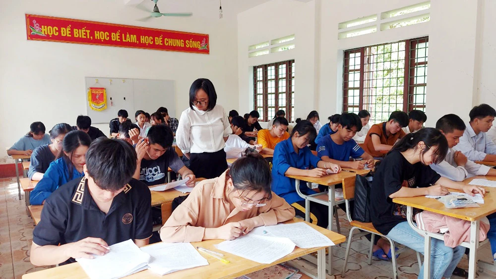 Đưa thí sinh ở xa đến điểm thi an toàn trước kỳ thi tốt nghiệp THPT năm 2022 ảnh 1