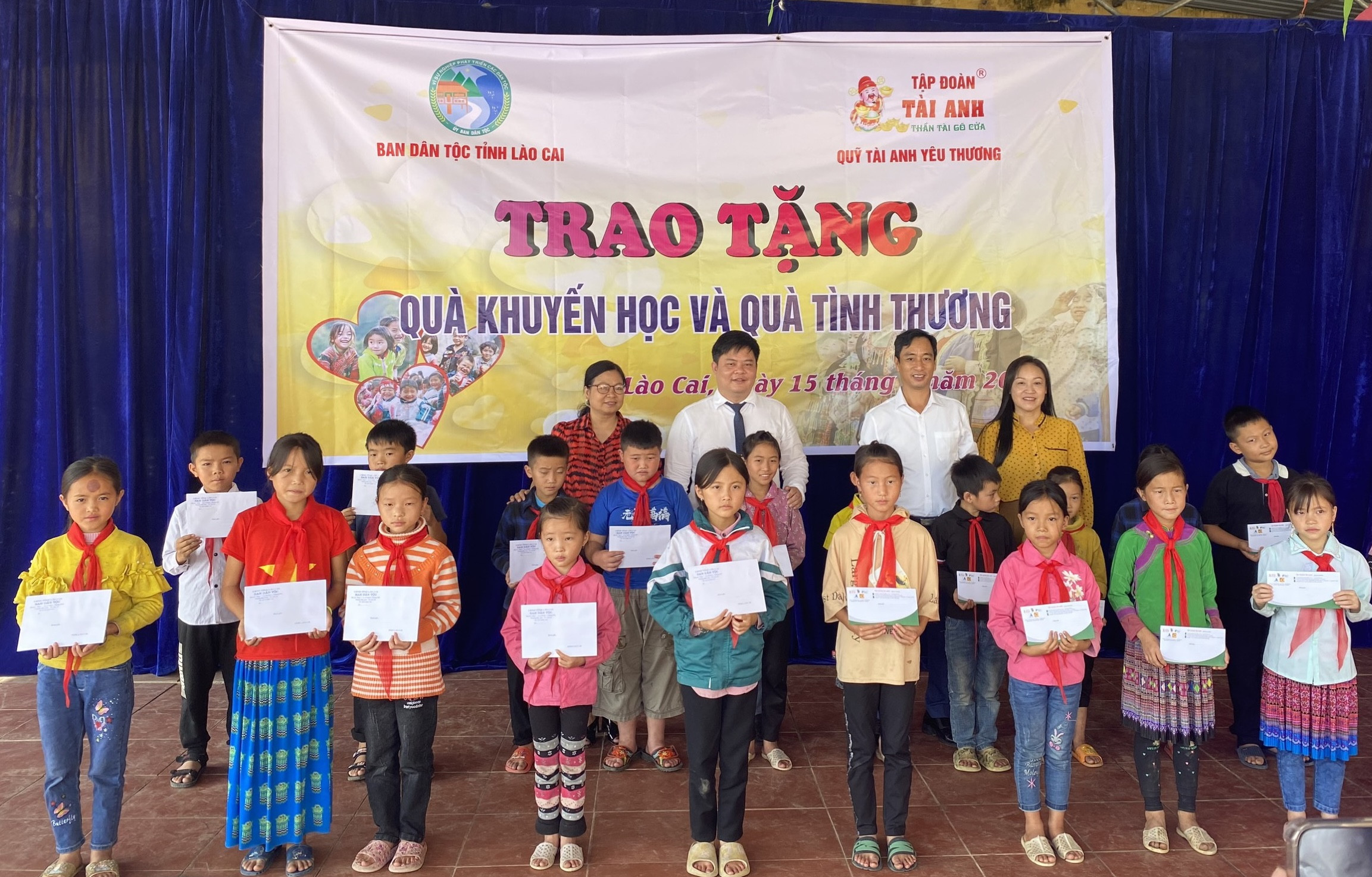 Trao 70 phần quà cho học sinh nghèo vượt khó và gia đình có hoàn cảnh khó khăn ảnh 1