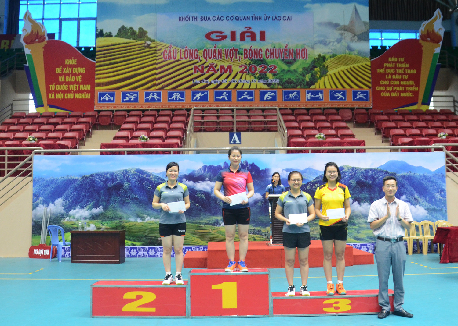 Trao giải bóng chuyền hơi đội nam nữ phối hợp. Trao giải bóng chuyền hơi đội nam. Trao giải quần vợt nội dung đôi nam. Trao giải cầu lông nội dung đôi nam lãnh đạo. Trao giải cầu lông nội dung đôi nam 45 tuổi trở lên. Trao giải cầu lông nội dung đôi nữ dưới 35 tuổi. Trao giải cầu lông nội dung đôi nam nữ dưới 35 tuổi.