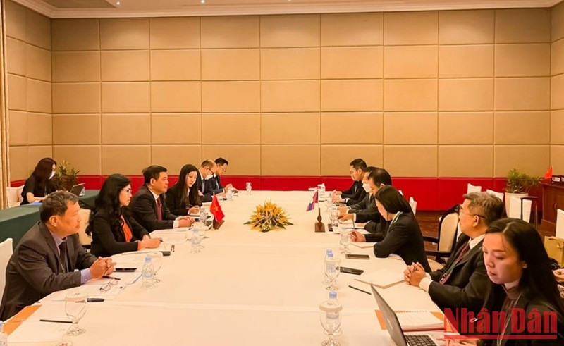 Đoàn Việt Nam và Lào gặp song phương bên lề Hội nghị Bộ trưởng Kinh tế ASEAN lần thứ 54. Đoàn Việt Nam và Lào gặp song phương bên lề Hội nghị Bộ trưởng Kinh tế ASEAN lần thứ 54.