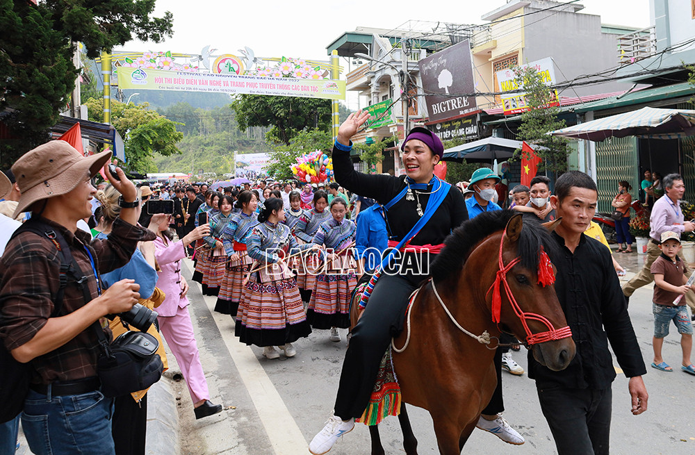 Diễu hành ngựa trước dinh Hoàng A Tưởng và trên đường phố.
