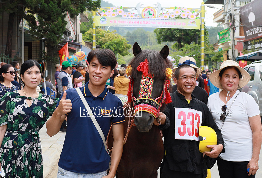 Du khách chụp ảnh cùng ngựa đua.