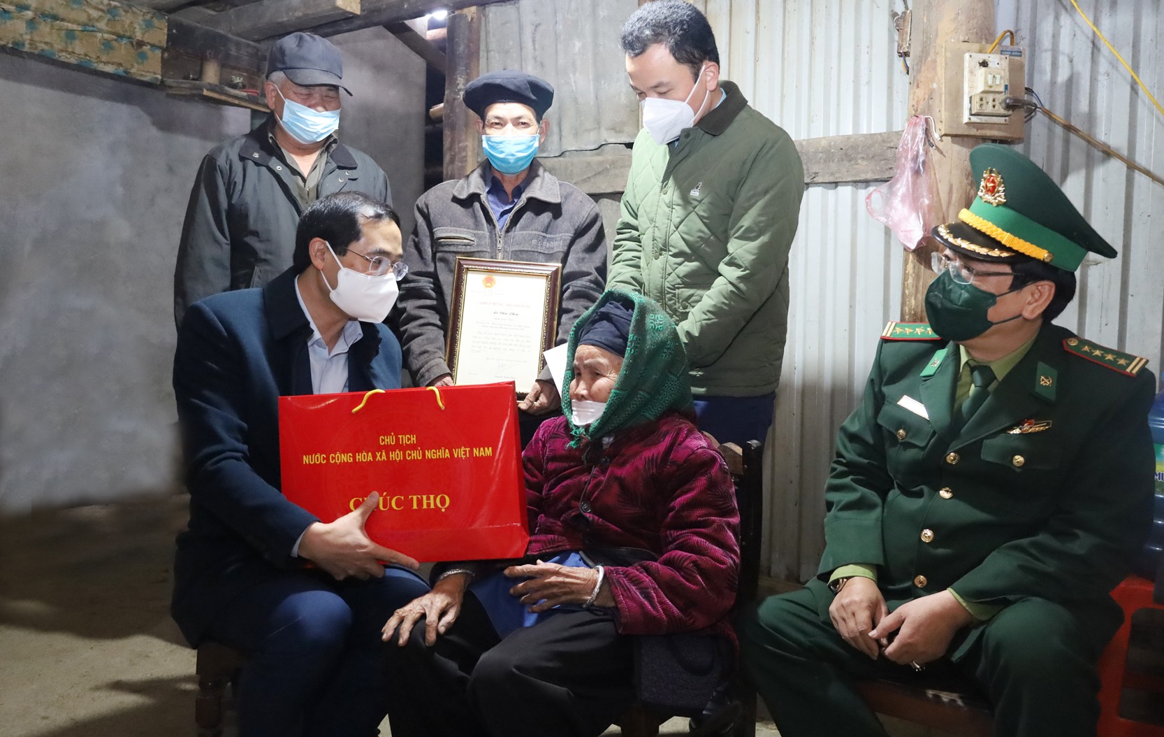 Chủ tịch UBND tỉnh Trịnh Xuân Trường thăm, tặng quà Tết tại huyện Mường Khương ảnh 4