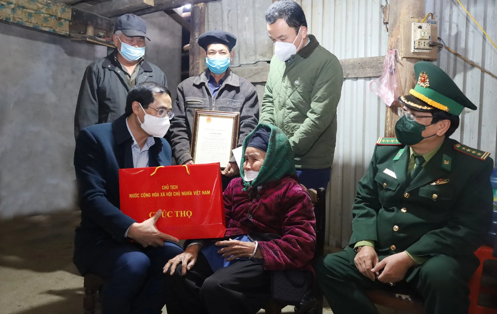 Chủ tịch UBND tỉnh Trịnh Xuân Trường thăm, tặng quà Tết tại huyện Mường Khương ảnh 4