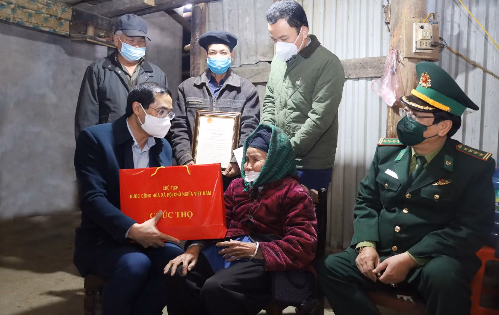 Chủ tịch UBND tỉnh Trịnh Xuân Trường thăm, tặng quà Tết tại huyện Mường Khương ảnh 4 Chủ tịch UBND tỉnh Trịnh Xuân Trường thăm, tặng quà Tết tại huyện Mường Khương ảnh 4