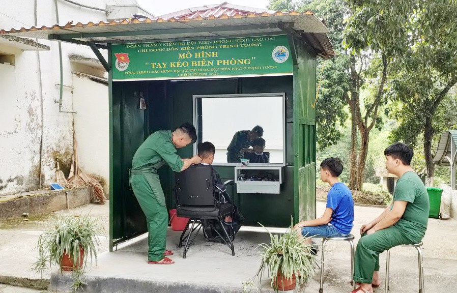 Mô hình "Tay kéo biên phòng" giúp nhiều cán bộ, chiến sĩ và người dân địa phương được cắt tóc miễn phí.