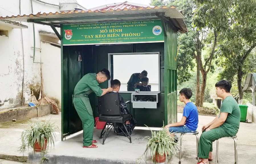 Mô hình "Tay kéo biên phòng" giúp nhiều cán bộ, chiến sĩ và người dân địa phương được cắt tóc miễn phí. Mô hình "Tay kéo biên phòng" giúp nhiều cán bộ, chiến sĩ và người dân địa phương được cắt tóc miễn phí.