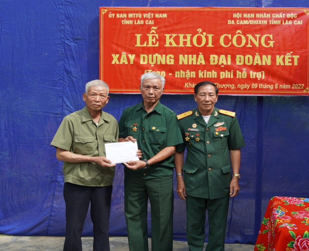 Hội Nạn nhân chất độc da cam/dioxin tỉnh trao số tiền 40 triệu đồng cho gia đình ông Hà Trọng Quyết.