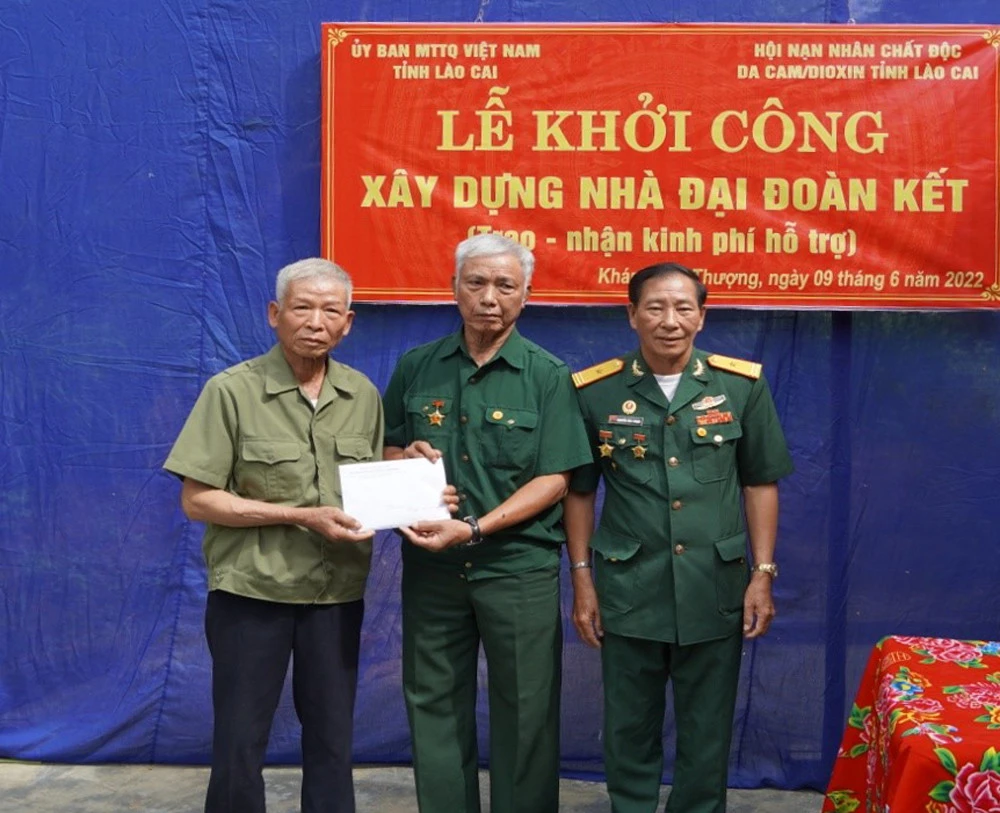 Hội Nạn nhân chất độc da cam/dioxin tỉnh trao số tiền 40 triệu đồng cho gia đình ông Hà Trọng Quyết.