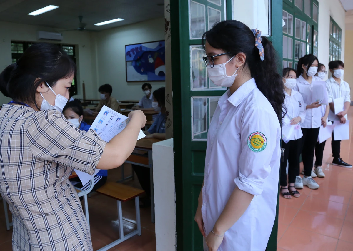 Giám thị thực hiện quy định kiểm tra thông tin thí sinh trước khi vào phòng thi.