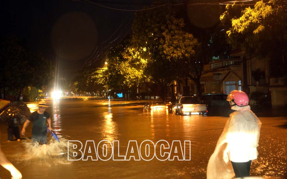 Mưa lớn, nhiều tuyến đường ở thành phố Lào Cai ngập sâu trong nước ảnh 10