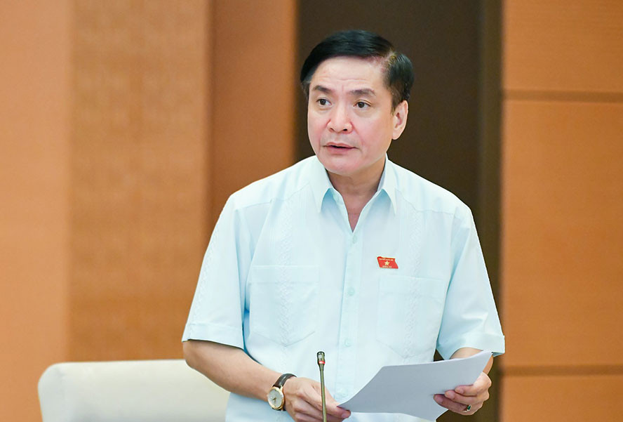 Tổng Thư ký Quốc hội, Chủ nhiệm Văn phòng Quốc hội Bùi Văn Cường trình bày báo cáo. Tổng Thư ký Quốc hội, Chủ nhiệm Văn phòng Quốc hội Bùi Văn Cường trình bày báo cáo.