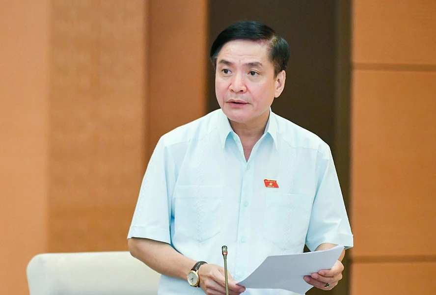 Tổng Thư ký Quốc hội, Chủ nhiệm Văn phòng Quốc hội Bùi Văn Cường trình bày báo cáo.