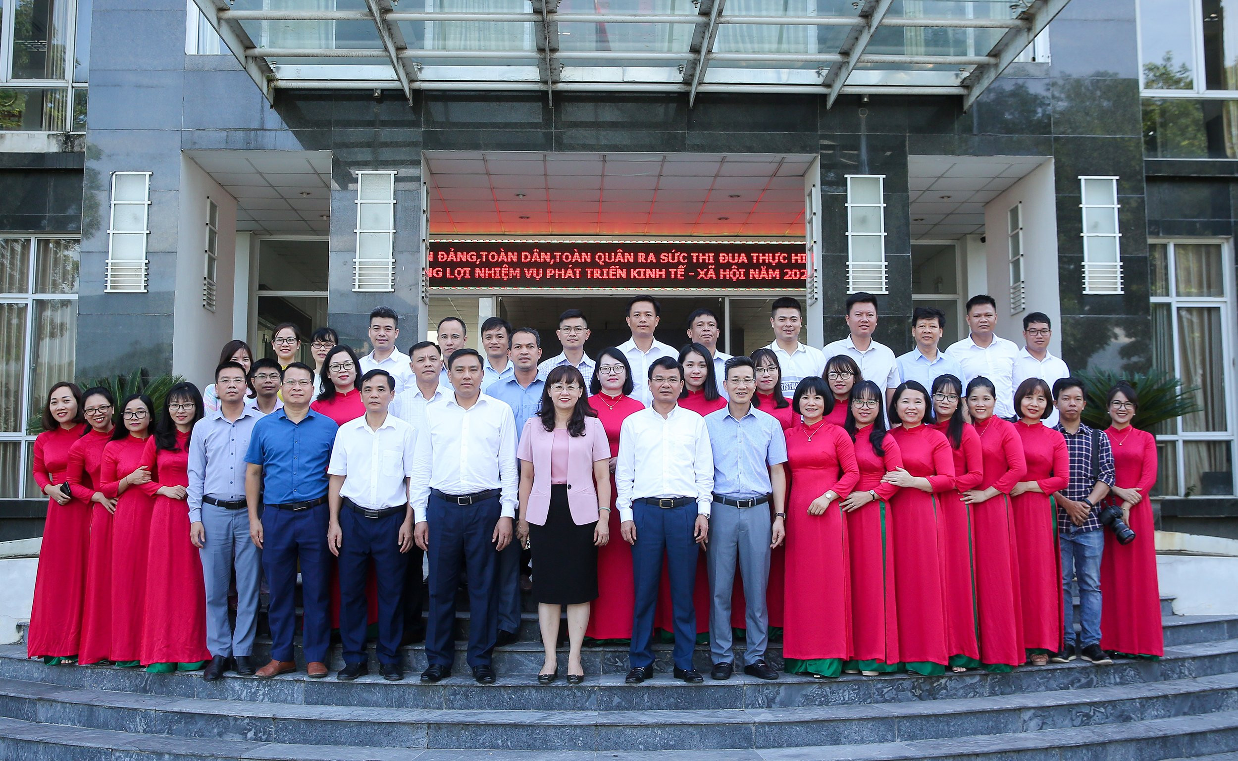 Thường trực Tỉnh ủy thăm, chúc mừng Báo Lào Cai và Đài Phát thanh - Truyền hình tỉnh nhân kỷ niệm 97 năm Ngày Báo chí cách mạng Việt Nam ảnh 5