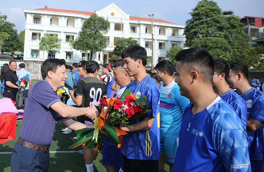 Quang cảnh khai mạc Giải bóng đá truyền thống lần thứ XV tranh Cup Nissan Lào Cai năm 2022. Ban tổ chức tặng hoa các vận động viên tham gia thi đấu. Giải bóng đá truyền thống Đoàn Khối tiếp tục nhận được sự đồng hành, tài trợ chính từ Đại lý ô tô 3s Nissan Lào Cai.