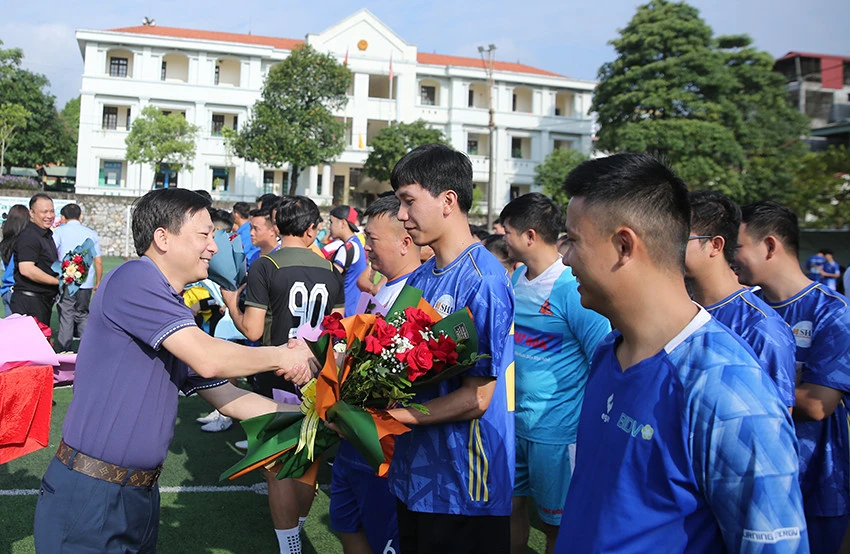 Quang cảnh khai mạc Giải bóng đá truyền thống lần thứ XV tranh Cup Nissan Lào Cai năm 2022. Ban tổ chức tặng hoa các vận động viên tham gia thi đấu. Giải bóng đá truyền thống Đoàn Khối tiếp tục nhận được sự đồng hành, tài trợ chính từ Đại lý ô tô 3s Nissan Lào Cai.