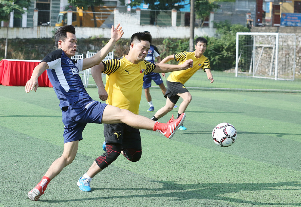 Ngay sau lễ khai mạc đã diễn ra trận đấu giữa đội bóng Đài Phát thanh - Truyền hình tỉnh với đội Công ty Khoáng sản và Luyện kim Việt Trung.