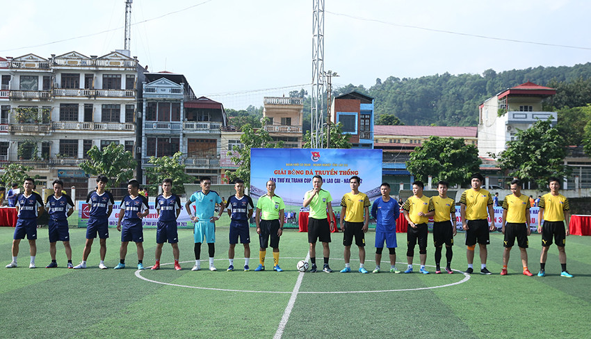 Ngay sau lễ khai mạc đã diễn ra trận đấu giữa đội bóng Đài Phát thanh - Truyền hình tỉnh với đội Công ty Khoáng sản và Luyện kim Việt Trung.