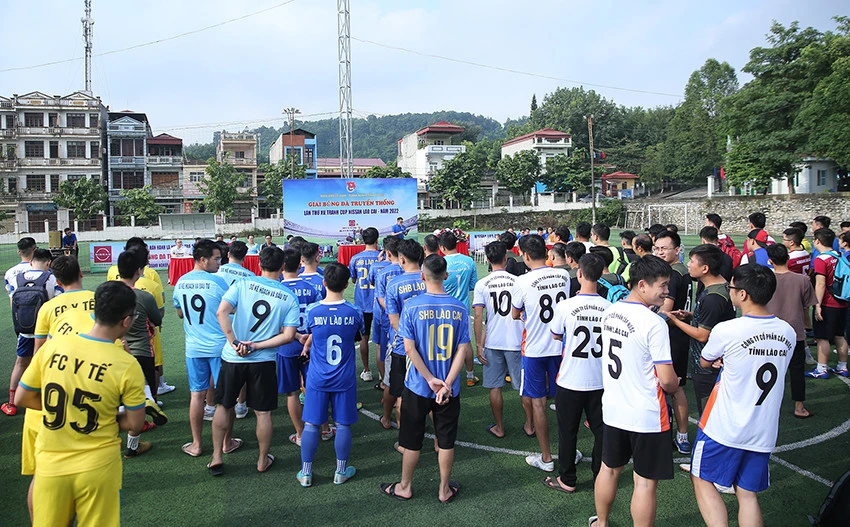 Quang cảnh khai mạc Giải bóng đá truyền thống lần thứ XV tranh Cup Nissan Lào Cai năm 2022. Ban tổ chức tặng hoa các vận động viên tham gia thi đấu. Giải bóng đá truyền thống Đoàn Khối tiếp tục nhận được sự đồng hành, tài trợ chính từ Đại lý ô tô 3s Nissan Lào Cai.