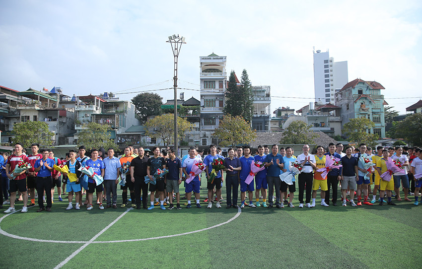 Quang cảnh khai mạc Giải bóng đá truyền thống lần thứ XV tranh Cup Nissan Lào Cai năm 2022. Ban tổ chức tặng hoa các vận động viên tham gia thi đấu. Giải bóng đá truyền thống Đoàn Khối tiếp tục nhận được sự đồng hành, tài trợ chính từ Đại lý ô tô 3s Nissan Lào Cai.
