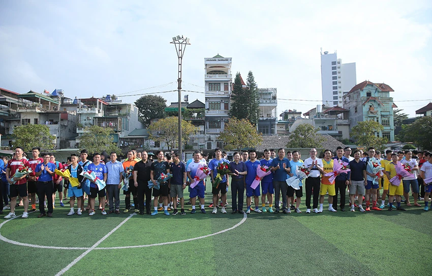 Quang cảnh khai mạc Giải bóng đá truyền thống lần thứ XV tranh Cup Nissan Lào Cai năm 2022. Ban tổ chức tặng hoa các vận động viên tham gia thi đấu. Giải bóng đá truyền thống Đoàn Khối tiếp tục nhận được sự đồng hành, tài trợ chính từ Đại lý ô tô 3s Nissan Lào Cai.