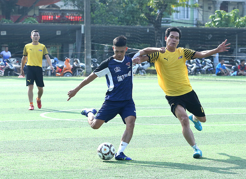 Ngay sau lễ khai mạc đã diễn ra trận đấu giữa đội bóng Đài Phát thanh - Truyền hình tỉnh với đội Công ty Khoáng sản và Luyện kim Việt Trung.