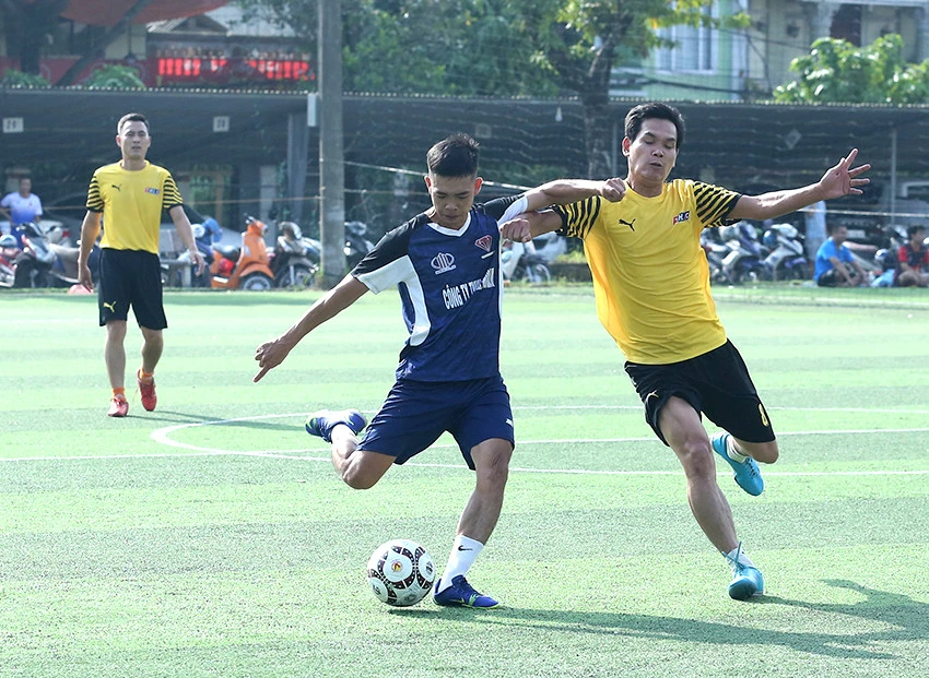 Ngay sau lễ khai mạc đã diễn ra trận đấu giữa đội bóng Đài Phát thanh - Truyền hình tỉnh với đội Công ty Khoáng sản và Luyện kim Việt Trung.